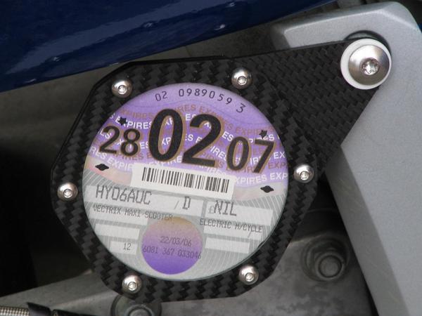 Drive tax-free motorcycle
In England motorcycles have a tax badge. This tax board mounted on a quick Vectrix Maxi Scooter points: Tax-free, NIL, nothing, 0 pounds of tax.