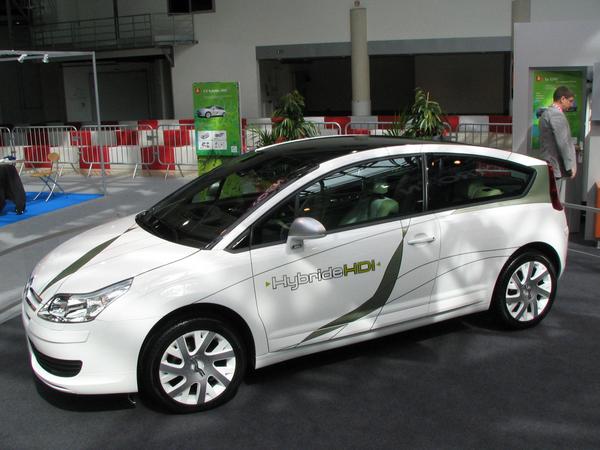 Citroen C4 HDI Diesel Hybrid
Dupa ce VW si AUDI au produs acele masini de 3 litri cum sunt LUPO sau A2 , urmatoarea generatie de masini de 3 litri vine de la Citroen, ceea ce reprezinta o imbunatatire fundamentala in aceasta directie.