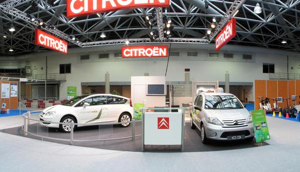 El Citroen en la feria EVER Monaco en 2006
Diesel o electricidad en el C4, gasolina o gas en el C3. Desgraciadamente el C4 carece de alguna caracteristica determinante como tiene por ejemplo el C3, que tiene un segundo tanke que se puede llenar en el garaje.