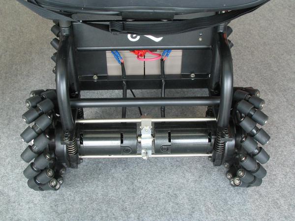 For every wheel own electric motor
All 4 wheels of the wheel chair have an own electric motor. Besides, forward and backward the steering system let the rollers rotate free or blocks them.