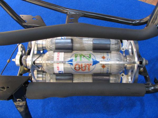 Scooter: baterii sau hidrogen
Fiecare din aceste 4 butelii are un volum de 2 litri si se pot umple cu 700 bari de presiune. Cu acestea un scooter poate merge circa 30 de km pentru fiecare butelie. Reincarcarea costa 20 de euro pentru fiecare butelie.