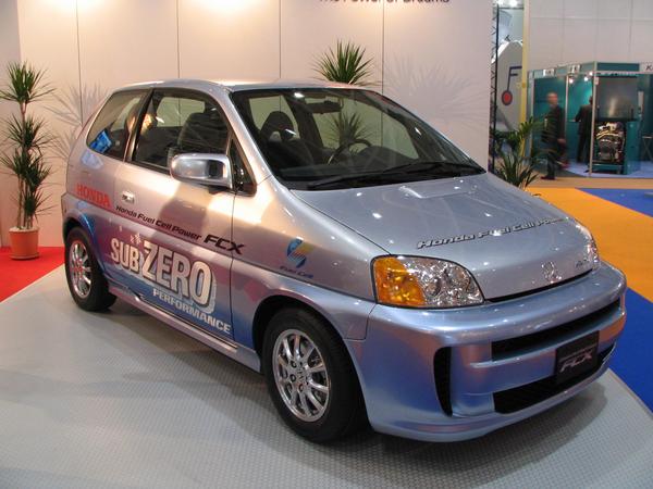 Honda FCX Wasserstoff
Honda zeigt auf der Hannover Messe 2006 einen Kleinwagen mit Wasserstoff Gastank und Brennstoffzelle.