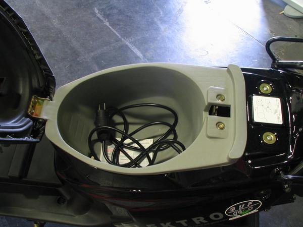 Ladekabel im Helmfach
Selbst wenn es überall öffentliche Steckdosen gebe, wie oft würde das Ladegerät gestohlen werden? Hier ist das Ladegerät in der Motorsteuerung integriert.