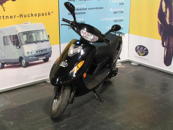 Preiswerter Roller
Nur 998,-EUR kostet das Einsteigermodell von GUF - der Gecko 1/1. Mit den 1,1 kW Radnabenmotor werden 40km/h Spitze erreicht, das nur 80kg schwere Moped ist besonders sparsam.