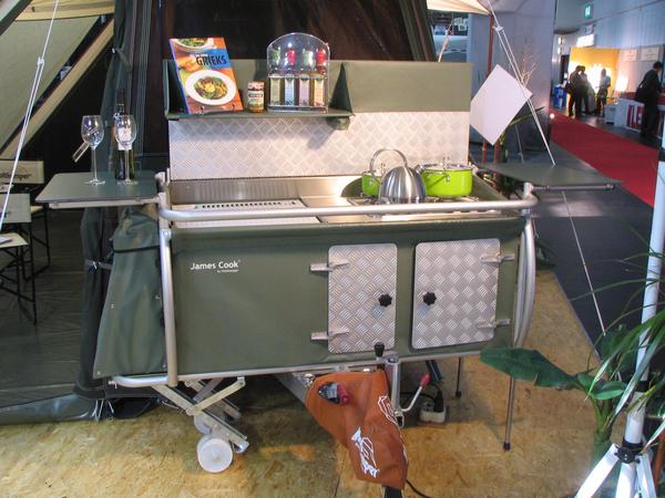 Küchen für Faltcaravans
Während man mit Zelt und Auto nur das allernötigste zum Kochen unterbringt, sind die Möglichkeiten beim Faltcaravan wie in einem großen Wohnwagen.