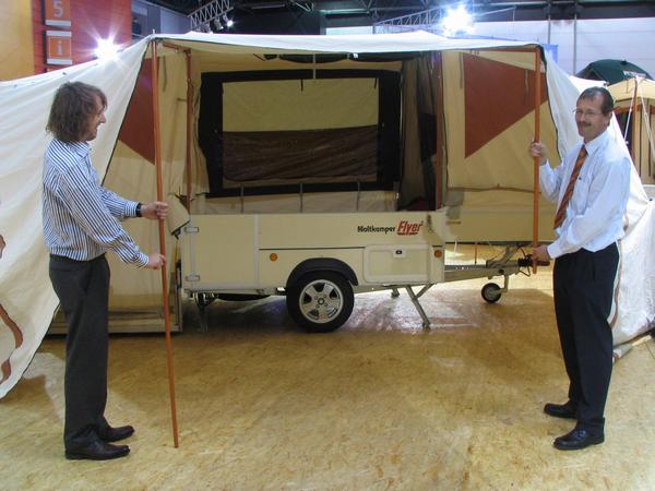 Klappwohnwagen nach 30 Sekunden aufgebaut
Nach nur 30 Sekunden hat sich der Anhänger in ein großes Zelt verwandelt, das größe Bett ist fertig. Siehe Video (4 MB)