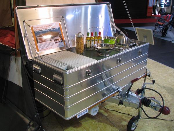 Küche für Zeltcaravans
Im großen Vorzelt Kochen macht eigentlich mehr Sinn als im inneren eines starren Wohnwagens mit starr eingebauter Küche.