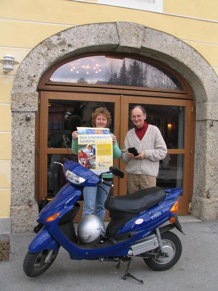 Ökostrombörse Salzburg
Dr. H. Emil Hocevar aus Tamsweg experimentierte schon vor 20 Jahren mit Elektromotorrädern. Gegen die damaligen 750 Watt Motorleistung ist ja der E-Max S schon ein Rennfahrzeug.