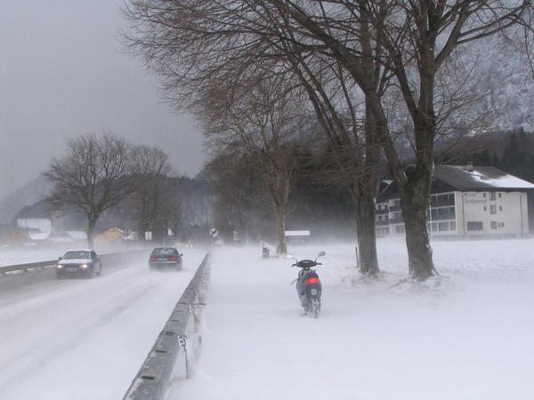 Elektroroller am Radweg
Da ich nicht möchte, dass auf meinen Grabstein steht “Der Autofahrer hinter ihm hatte Sommerreifen“ benutzte ich am Rückweg ganz bewusst den Radweg. Video (1,1 MB).