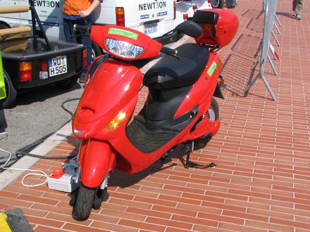 Dieses Moped ist zu teuer
Nicht in allen was wie ein E-Max-S aussieht ist die gleiche Technik drinnen, auch wenn versucht wird es zum gleichen Preis von fast 2000.-EUR zu verkaufen.
Bild 1