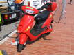 Dieses Moped ist zu teuer
Nicht in allen was wie ein E-Max-S aussieht ist die gleiche Technik drinnen, auch wenn versucht wird es zum gleichen Preis von fast 2000.-EUR zu verkaufen.