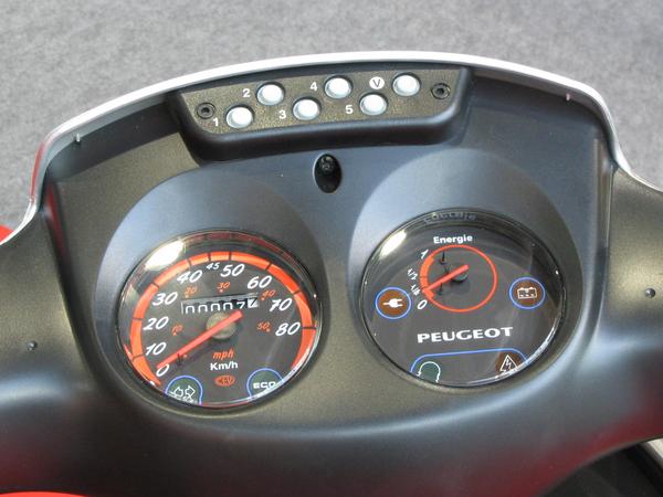 Peugeot Scootelec bord
Cand se aprinde beculetul cu simbolul bateriei inseamna ca e timpul sa reincarci bateria. O statie de serviciu trebuie sa incarce bateria NiCd.