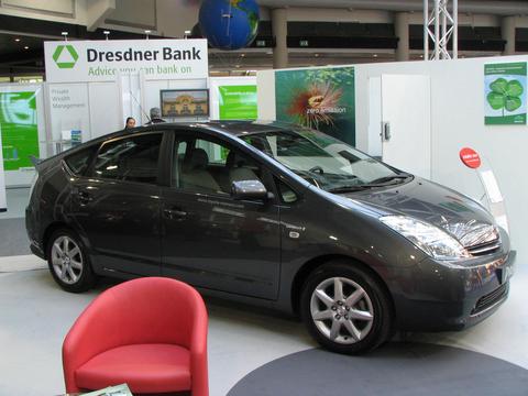Toyota Prius
Who fears the 130g CO2/km fleet limit. Toyota can sell for each 5 Prius one luxury limousine and one big SUV and would be still below the limit.
Picture 2