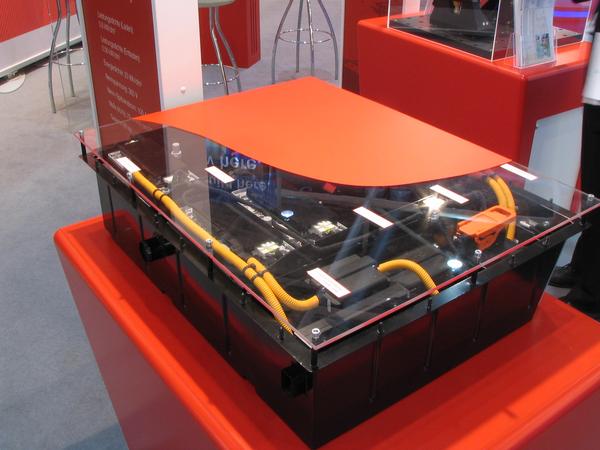 Magna Steyr battery for hybrid drive
First prototype for a lithium battery comlete with BMS battery management system and cooling for hybrid drive. Development target is 60kg, Charge with 71kW and discharge with 60 kW.