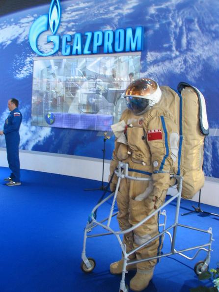 Russischer Raumanzug
Gazprom zeigt das Modell eines russischen Raumgleiters, einen Raumanzug und einen Kosmonauten als Attraktion auf dem Messestand.