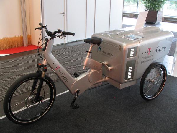 T-Com saves at the employees
A strong electric scooter with trailer would be available for only 2000.-EUR. But T-Com wants to save money only at their employees. A transport bicycle with 250 Watt fuel cell