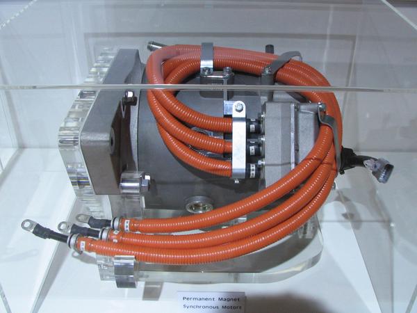 Permanentmagnet Synchronmotor
47 kW Elektromotor vom Mitsubishi iEV Elektroauto mit 180 Nm Drehmoment. Dieser wird zum Antrieb der Hinterräder verwendet.