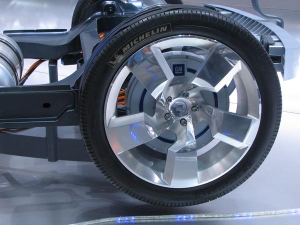 Maybe upgradeable with 4 wheel drive
At the hydrogen variant of the Chevrolet Volt is at each rear wheel a wheel hub engine. Maybe it's in the future possible to have four wheel drive as an upgrade?