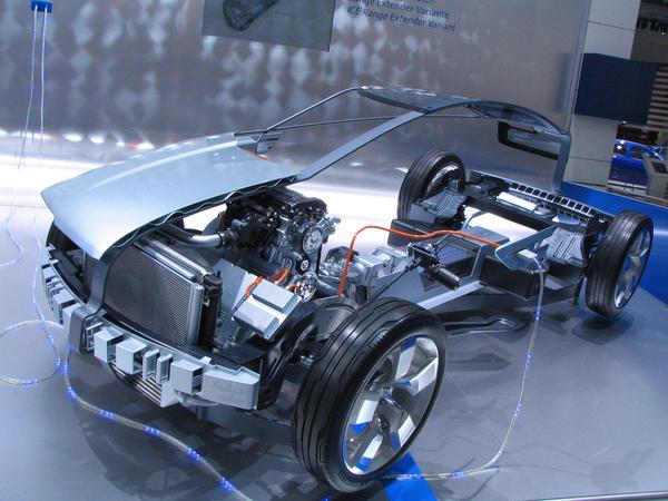 Chevrolet Volt Benziner
Der Chevrolet Volt mit einem 3 Zylinder Turbomotor für den Range Extender. Da der Generator immer nur mit hoher Last läuft entfällt der Vorteil des Diesels im Teillastbereich.