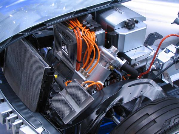 Chevrolet Volt Plug-in-Hybrid mit Brennstoffzelle
Das Plug-in-Hybrid Antriebsprinzip erleichtert deutlich den Einsatz der Brennstoffzelle. 32km können mit den Akkus gefahren werden, ganz ohne Brennstoffzelle.