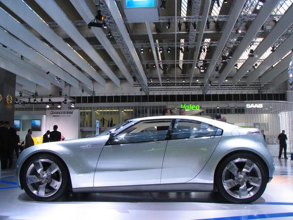 Chevrolet Volt vedere laterala
Vedere laterala a automobilului care arata un design modern si o forma aerodinamica.