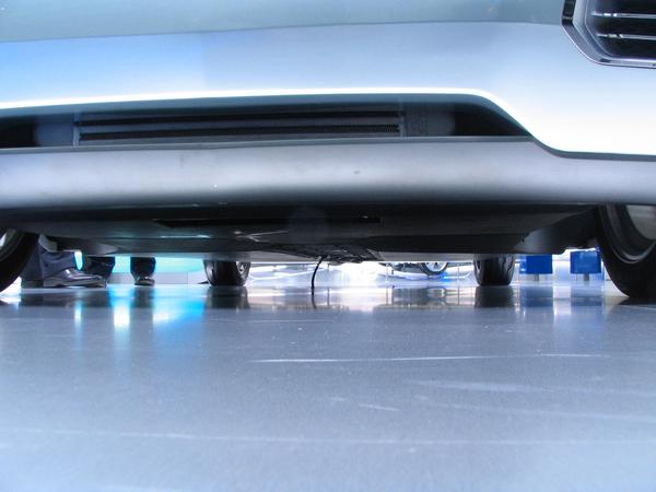 Chevrolet Volt flacher Unterboden
Die meisten heutigen Autos sehen nur oben sehr aerodynamisch aus. Unten aber total zerklüftet. Nicht so Volt und Flextreme, die mit glatten Unterboden glänzen.