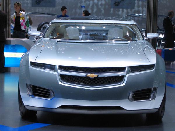 Chevrolet Volt vedere din fata
Vedere din fata a automobilului care arata un design modern si forma aerodinamica .
