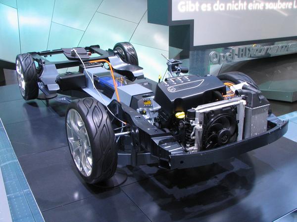 Flextreme Fahrgestell auf Astra Basis
Opel baut den Plug-in-Hybrid Flextreme mit möglichst vielen Teilen aus der Großserienfertigung. So stammt das Fahrgestell vom Opel Astra.