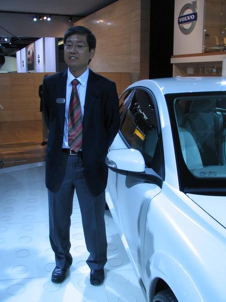 Interviu despre un Volvo Hybrid
VMCC - Volvo Car Cooperation - Monitoring and Concept Center, Ichiro Sugioka Ph.D vorbeste despre masinile Hybrid si vehicole cu reteleelectrice. 8 minute de Video de la IAA 2007.