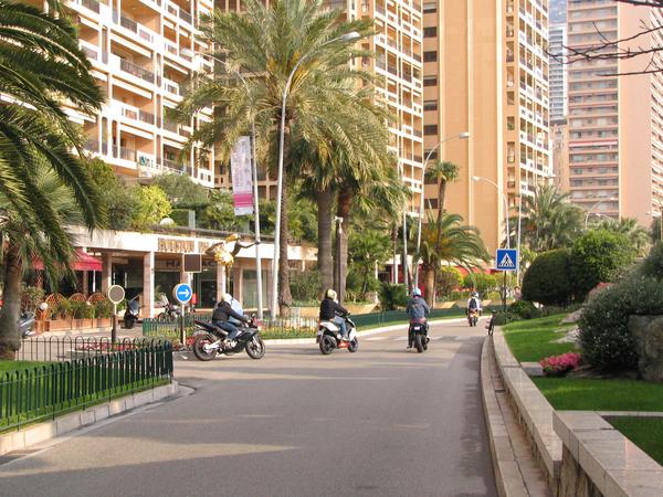 Entscheidungsfrage für Monte Carlo
Mehr Knatter Stink Mopeds oder mehr Touristen? Was ist Monte Carlo mehr Wert? Technikverweigerer, die fossile Mopeds fahren anstatt auf Elektromopeds umzusteigen oder Tourismus?