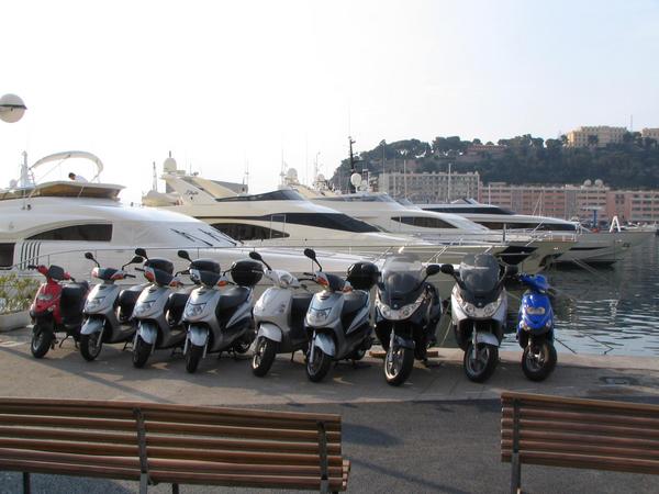 Luxusyacht in Monaco
Ein Traum: übernachten an Bord der eigenen Yacht im Hafen von Monte Carlo. Doch der Traum kann schnell zum Albtraum werden wenn diese 9 Mopeds einen den Schlaf rauben.