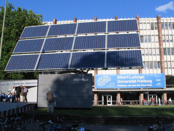 Photovoltaik vor der Albert Ludwigs Universität
8 kW Peak der Sonne nachgeführt steht diese Photovoltaik zur Versorgung der Elektromopeds während der Intersolar 2007 vor der Albert Ludwigs Universität.