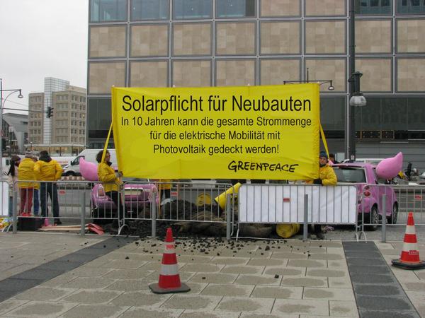 Greenpeace for solar duty?
Solar duty for new buildings! In 10 years can the whole amount of electric power for electric mobility  be produced with photovoltaic!