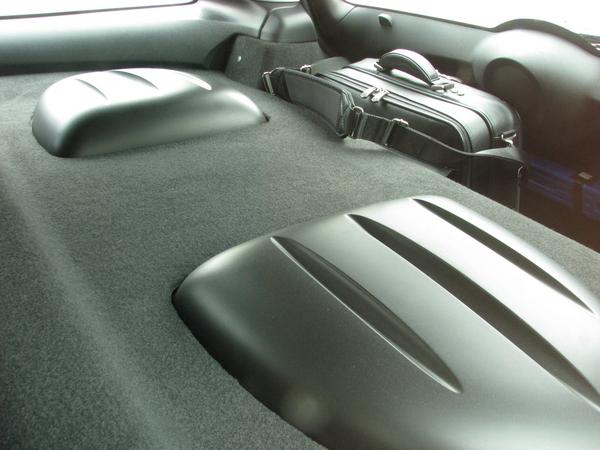 BMW Mini Kofferraum
Die erste Version des BMW Mini als Elektroauto hat nur 2 Sitzplätze. Die Akkus nehmen den Platz der hinteren Sitze ein. Dahinter hat gerade mal noch ein Aktenkoffer Platz.