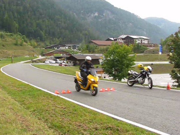 Emergency brake with the motorcycle
An emergency brake is at the motorcycle far more difficult than at a car. In the last exercise, I brake first with 40 km/h,  two times with 50 km/h and two times with 60 km/h.