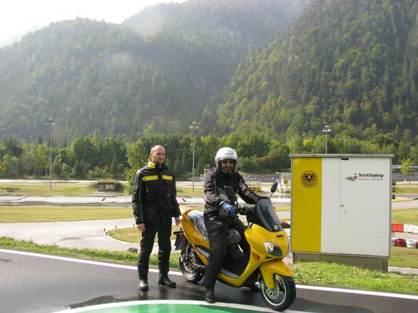 Premiere im ÖAMTC Fahrsicherheitszentrum Brandlhof
Erstmals wird der Fahrkurs für 11kW 125 ccm Mopeds am 26. September 2008 mit einem Elektromoped absolviert. Links der Fahrtrainer Hannes, rechts Roland Mösl am Solar Scooter Sport.