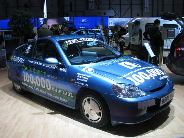 Bateria de plomo en la Honda Insight
Normalmnte, la Honda insight esta equipada con una bateria de 32,5 kg , 144 V  y 6.5 Ah NiMh . Esta otra es de 144 V y 6.5 Ah, pero pesa  56.5 kg.