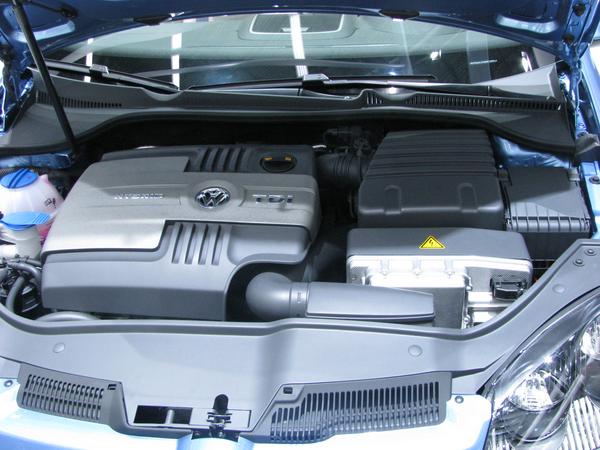 VW Golf Dieselhybrid
55 kW Diesel engine in the photo left. The 20 kW electric engine is not visible in the photo. Even when the much to small 1,3 kWh battery would be replaced by a 10 kWh battery,