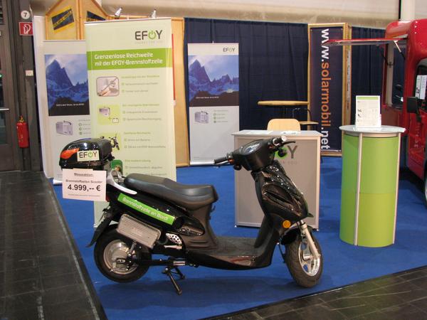 EFOY mit Methanol Brennstoffzelle
Was macht eine 65 Watt Brennstoffzelle in einem Elektromoped? Meine Berechnungen und die Prospektangaben gehen da reichlich auseinander.