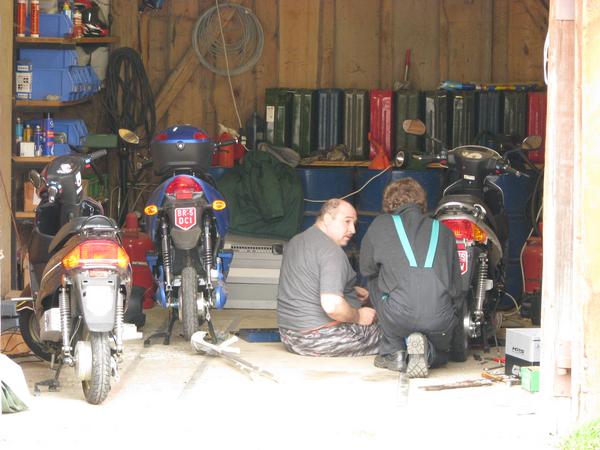 Die Elektromopedfamilie
In der Garage von links nach rechts: Ein E-Max S, der Innoscooter 2500, das Familienoberhaupt und Herr Deinlein auf Hausbesuch zur Reparatur eines E-Max.