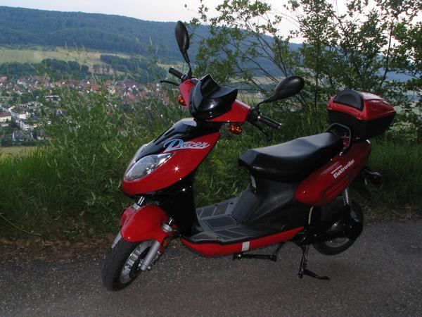 First test in the vineyard at Vaihingen
June 20th 2007, I had a first opportunity to test a lithium model of Innoscooter. To compare, I have no declaration for the gradient of the street.