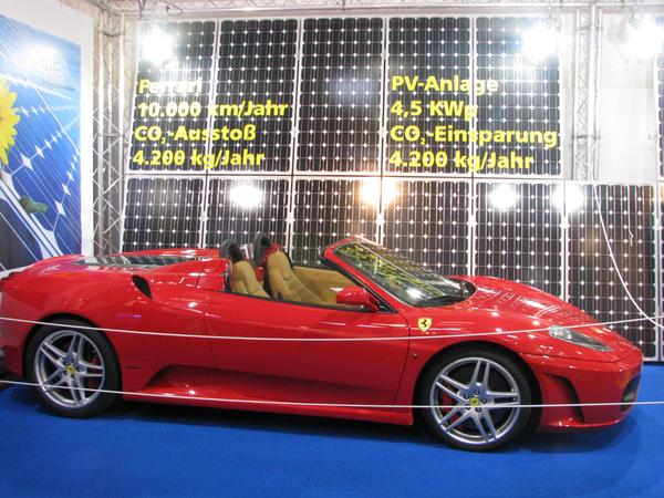 Ablasshandel
Die CO2 Emissionen von 10000 km pro Jahr mit diesem Ferrari sollen durch diese Photovoltaik vergeben oder kompensiert werden. Ein Ablasshandel der neuen Art.