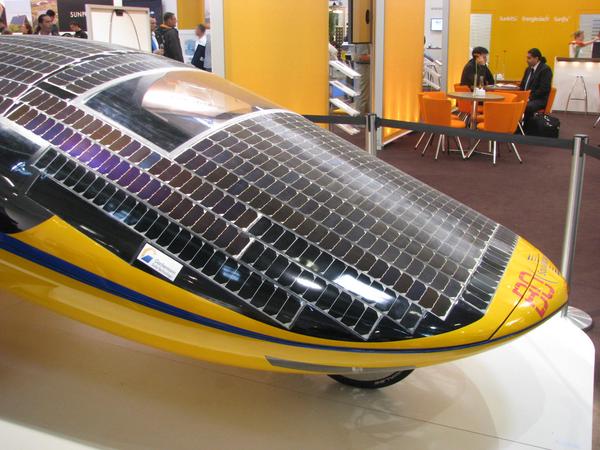 Gallium Arsenid Photovoltaik
6 m² Oberfläche des Solarrennautos sind mit Galliumarsenidphotovoltaik überzogen. Dies bringt bei 28% Wirkungsgrad 1,6 kW Peak.