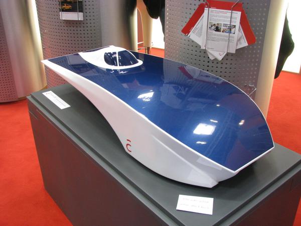 Modell Solarrenner
Konzept der Fachhochschule Anhalt zu einem Solarrennauto. Doch kein einziger Student kommt dort mit dem Elektromoped zur Schule. Keine Solartankstelle an der Schule.