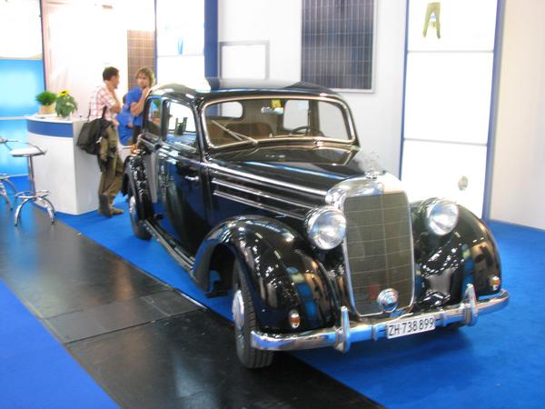 Oldtimer Mercedes 170D
Was macht ein altes Dieselauto auf einer Solarmesse? Man wolle damit die Langlebigkeit der eigenen Produkte symbolisieren war die überraschende Antwort.