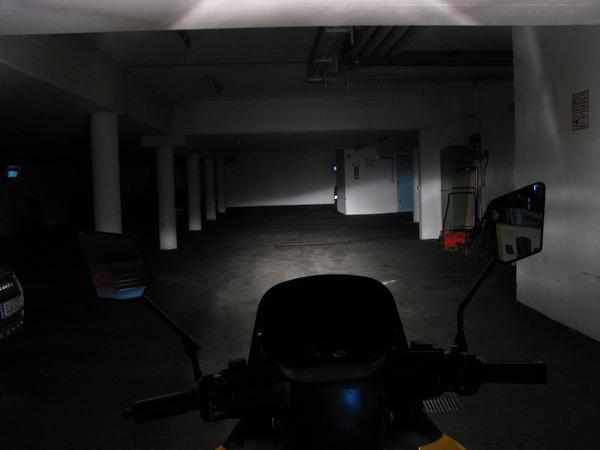 Moped Solar Scooter Sport Abblendlicht
Das Photo bestätigt, was beim Fahren in der Nacht schon allzu deutlich war: Beim Abblendlicht ist der Solar Scooter Sport dem E-Max S sehr deutlich überlegen.