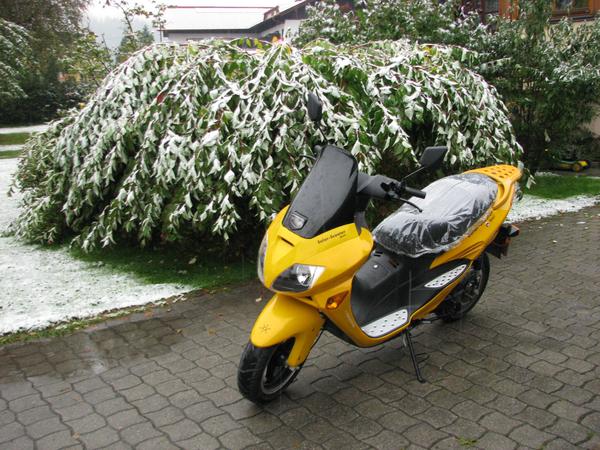 Bad Hofgastein-recogiendo la moto para pruebas
Viernes por la tarde. Esta lloviendo e incluso nevando un poco en la Valle Gastein. No es un tiempo adecuado para ir en moto pero es ideal para hacer pruebas con ella.