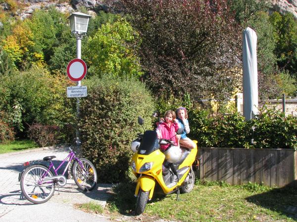 Hellbrunn zum Testen langsam zu fahren
2 Fahrräder ohne Luft und keine Pumpe zu finden. So fährt ein Kind am Elektromoped mit und das andere mit dem Fahrrad. Gelegenheit den Verbrauch bei 10 bis 20km/h zu testen.