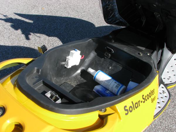 Helmet locker only for the charger
There is no place for a helmet, only for the charger. There would be so much place down to the batteries. Presumably, it's the same helmet locker like for the gasoline version.