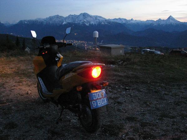 Panorama vom Gaisberg aus in später Dämmerung
Natur genießen ohne schlechtes Gewissen, ohne Ignorieren des Klimawandels. Jahrzehntelang wurde der Ausweg, elektrische Mobilität und Strom aus Sonne und Wind bei uns ignoriert.